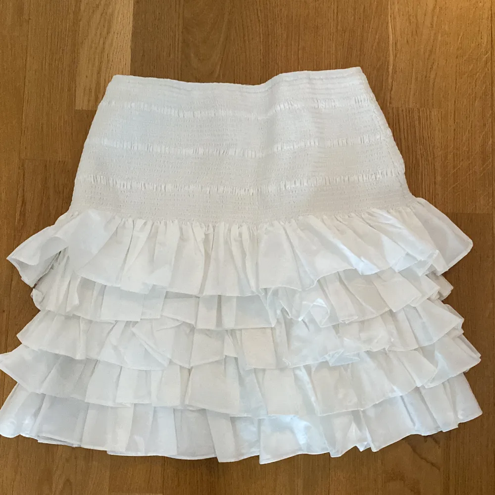 Säljer denna fina volang kjol från Hm! Den är i storlek S och säljer då den inte kommer till användning💕. Kjolar.