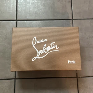 Christian Louboutins - Säljer mina hel nya Louboutin skor då det var 1 storlek för stora. Oanvända i storlek 42 men passar 43.