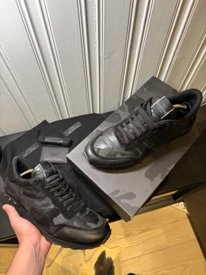 Valentino Rockrunner - Riktigt goa Valentino Rockrunners, perfekt nu i kylan | Skick: 8,5/10 | Självklart äkta✅| Storlek: 42 | Box, 2 dustbags, extra snören och Valentino kort ingår | Priset är diskuterbart! | Hör av er vid frågor eller funderingar🙌