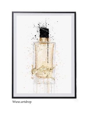 Konstnärlig parfymflaska poster - Snygg poster med motiv av en parfymflaska i beige och svart toner. Flaskan har en elegant form med svart lock och gulddetaljer, samt en dekorativ rosett runt flaskhalsen. Perfekt som väggdekoration för dig som gillar mode och skönhet.