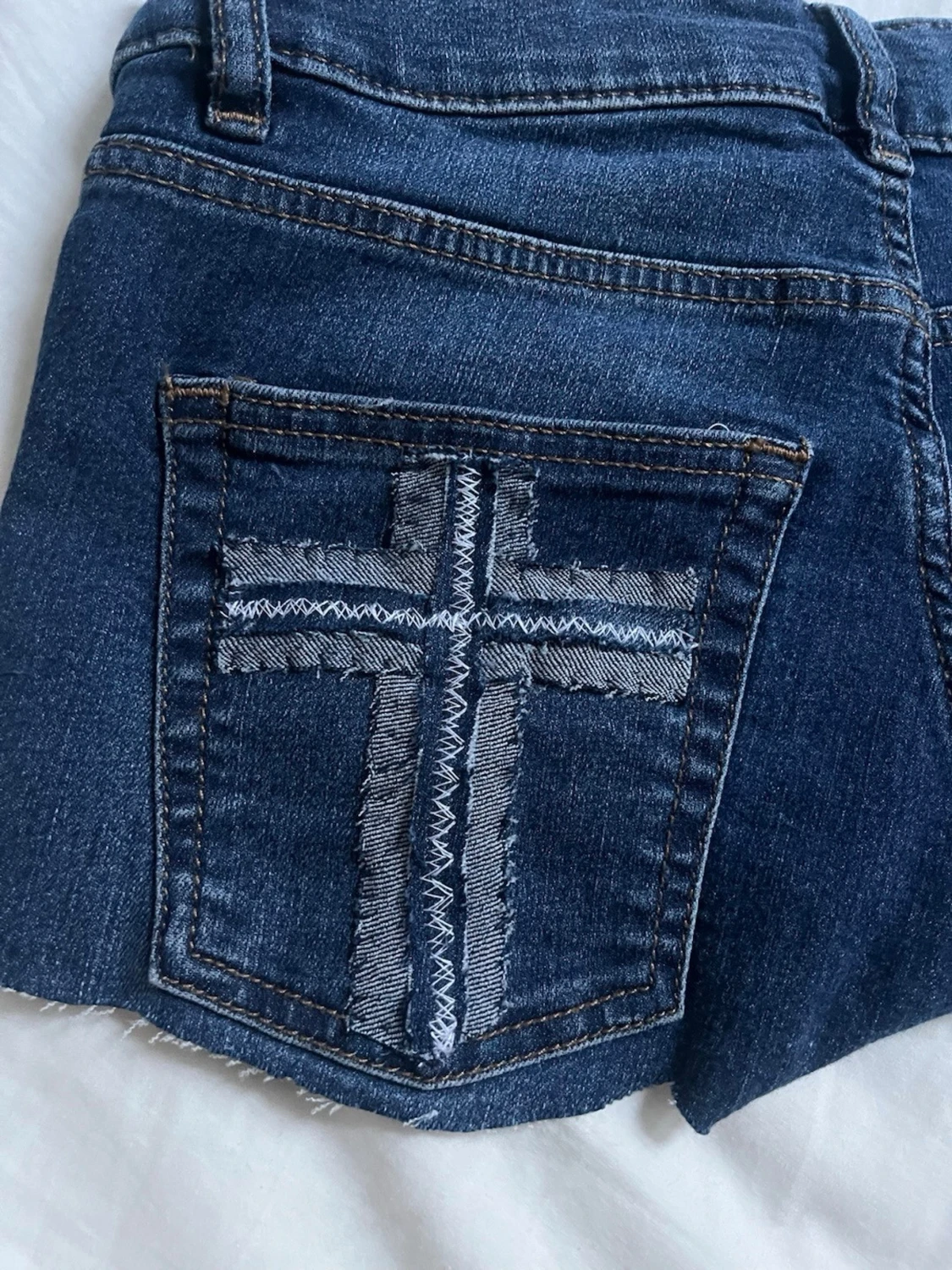Mörkblå lågmidjade jeansshorts med kors detalj - 2