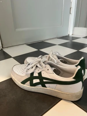Onitsuka Tiger sneakers - Så snygga vita och gröna Onitsuka Tiger sneakers!