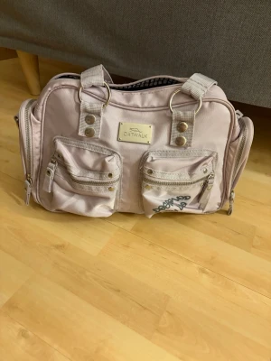 Vintage handväska  - Handväska från Humana, vintage väska som är både praktisk och snygg💓