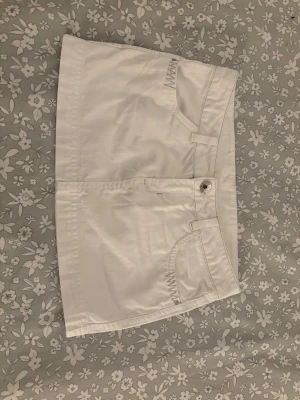 Jeans kjol - Snygg vit jeans kjol💕💕.