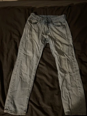 Ljusblå raka jeans vailent - Säljer ett par ljusblå jeans med rak passform och klassisk femficksdesign. Jeansen har normal midja och är tillverkade i denim. Perfekta för en avslappnad och stilren look.