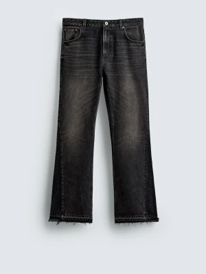 Svarta raka jeans med rå kant - Säljer ett par svarta jeans med rak passform från Zara som passar S/M