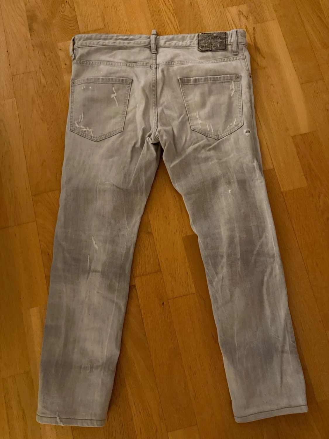 Grå slitna jeans med raka ben - 1