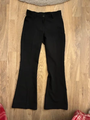Svarta Låg midjade kostymbyxor  - Fina svart kostymbyxor som är från Ryvls men köpta på kidsbrandstore
