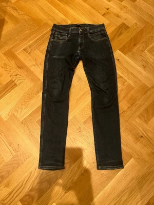 Replay Anbass W29 - REPLAY ANBASS Skick:9/10 mycket bra!👍  Storlek: W29 L32 Nypris: ca 1500kr Innerbensmått: 75cm Längd: 100cm Midja: 36.5cm BÄTTRE PRIS VID SNABB AFFÄR💵  KONTAKTA MIG VID MINSTA FUNDERING!