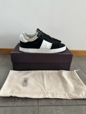 Valentino flycrew - Svarta valentino flycrews. Storlek 42 men passar även 43. Allt i sista bilden följer med. Hör gärna av dig vid frågor eller funderingar. 