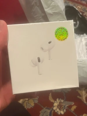 TWT  trådlösa hörlurar - Säljer ett par vita Apple AirPods Pro med laddningsetui. Hörlurarna är trådlösa in-ear och har en stilren, minimalistisk design i plast. Perfekta för musik, samtal och gaming. Levereras i originalförpackning.
