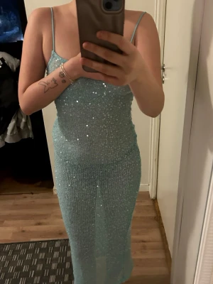 Ljusblå glittrig långklänning - As snygg strandklänning som jag tyvärr råka beställa i fel storlek. (Flyttar utomlands 19e så passa på att köpa)