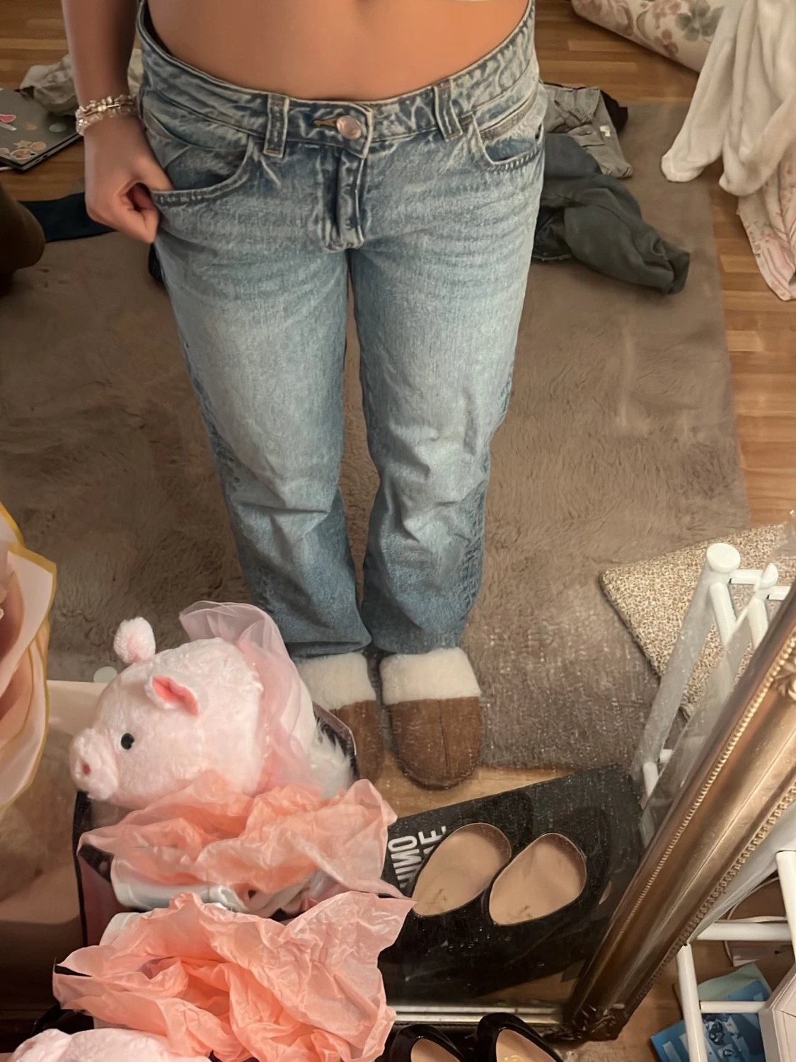 Ljusblå raka jeans med detaljer