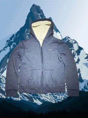 Hollister zip hoodie S - Säljer en sjukt snygg Hollister zip i storlek S. Den är true to size och mycket bra skick 9/10. Bara att höra av dig vid intresse!😃