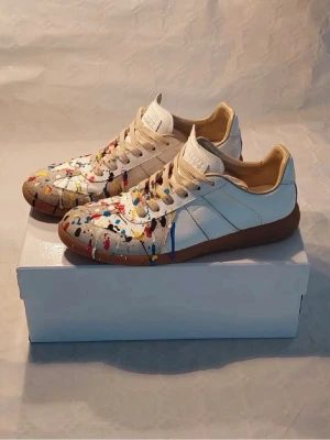 Maison Margiela sneakers med färgstänk - Maison Margiela || Storlek 41 || Box, kort och dustbag medföljer||