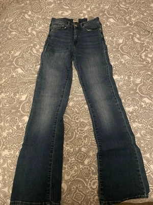 Only jeans - Säljer ett lågmidjade jeans från only som ej kommer till användning. Dom är supersnygga på med tryck i fickan, flera bilder kan skickas