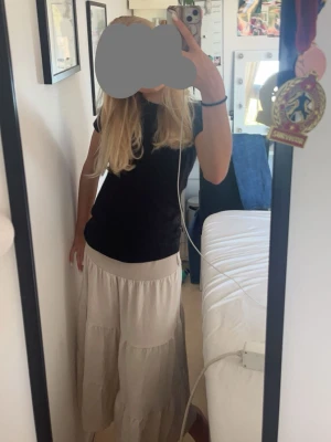 Beige kjol med volang - Säljer en beige mellankjol o passar nån me xxs xs o s då den ä stretchig