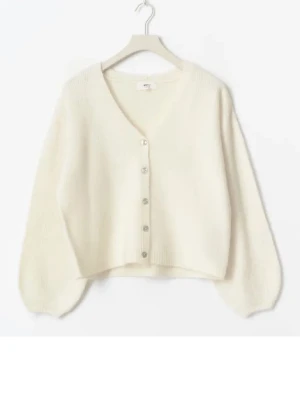 Vit stickad kofta med v-ringning - Mysig vit stickad kofta med v-ringning och knappar framtill. Koftan har ballongärmar som ger en avslappnad vibe. Perfekt att slänga över ett linne eller t-shirt för en chill look. från gina tricot. 