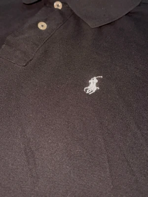 Svart polo  - Svart polo i storlek M 