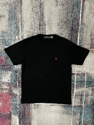 Ralph Lauren T-shirt - Säljer denna RL T-shirt för endast 199kr skriv till vid frågor.