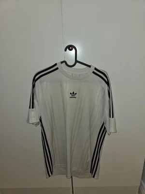 Vit Adidas Originals t-shirt - Adidas Originals tröja – (S) Tröja från Adidas Originals. Storlek: S Skick: Bra begagnat skick.