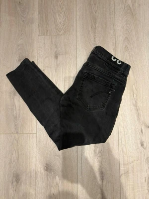 Dondup - Tjena säljer ett par feta svart/grå dondup jeans. Dem är W32, nypris ca 1499kr vårt pris 350kr. Tveka inte att skriva vid intresse eller frågor. Gå gärna in och kolla på min profil finns flera feta jeans och snart andra klädelsplagg.
