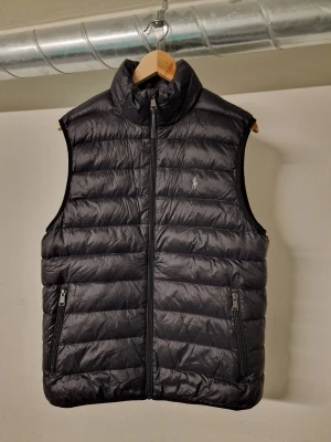 Ralph Lauren Väst herr Svart - Ralph Lauren herr väst i storlek Medium , fint och fräscht Skick inga revor smuts eller liknande