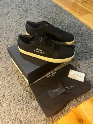 Saint Laurent skor - Helt nya och oanvända Saint Laurent skor, 10/10 skick. Det är storlek 43, men skulle säga att de även passar 42. Riktigt stiliga o passar alla årstider. Allt på bilderna medföljer! Rekommenderar starkt! Hör av er vid frågor!