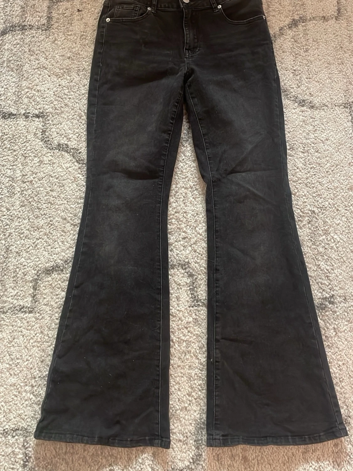 Svarta utsvängda jeans