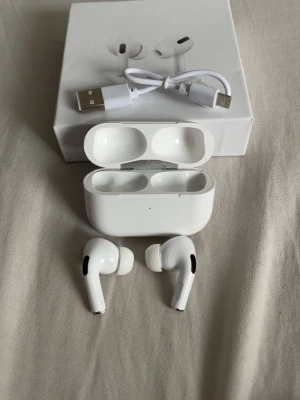 Vita trådlösa hörlurar från Apple - Säljer ett par vita Apple AirPods Pro med laddningsetui och USB-C till Lightning-kabel. Skriv om du har frågor. Pris kan diskuteras.