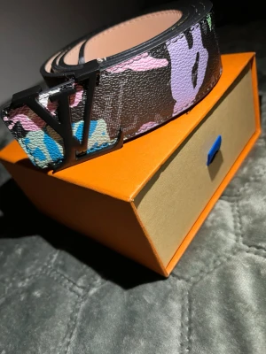 Louis Vuitton bälten med färgglada mönster - Helt nya bälten, med kvitto!