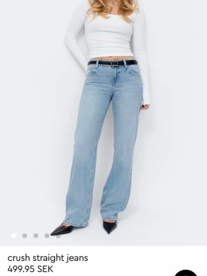 Ljusblå raka jeans från Gina Tricot  - Säljer ett par snygga ljusblåa jeans från Gina tricot som tyvärr inte kommer till användning, då dom är lite korta. Är 178 cm lång💓dom är midwaist, och passar till allt, köpte dom för 500