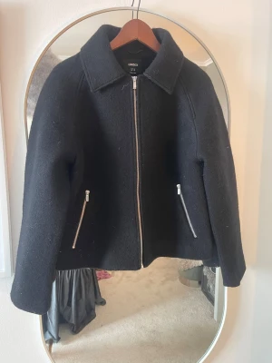 Svart ulljacka  - Stilren svart jacka passar väldigt bra till vilken årstid som helst den är helt ny aldrig använt den väldigt bra material på den ny pris 1199kr 