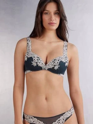 Svart spets-bh med vit brodyr - Jättefin bh från Intimissimi, köpt för typ 1-2 år sen men knappt andvänd. Köpt för 600 ungefär! Jag skulle gissa att storleken är 75c! PRIS KAN DISKUTERAS!!