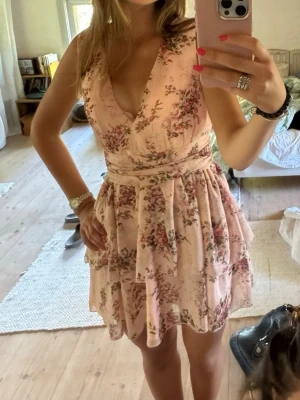 Blommig klönning - Så fin klänning, perfekt till sommaren