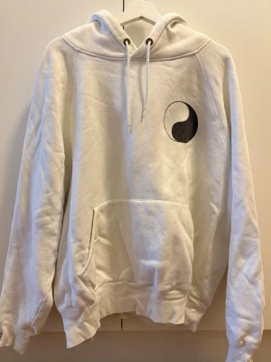 Vit hoodie från Our Legacy (WORK SHOP) - Vit hoodie från Our Legacy (WORK SHOP) i storlek 48, motsvarar M/L. Hoodien är i mycket bra skick.