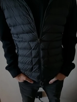  Moncler tricot cardigan⚜️ - Snygg cardigan från Moncler med quiltad design och dragkedja framtill. Cardigan har Moncler-logga på ärmen och är perfekt för kalla dagar. Tillverkad i ett lätt och värmande material som håller dig varm under vintern. Storlek är L men skulle säga att den sitter som en M, priset går att diskutera skicka förslag bara!