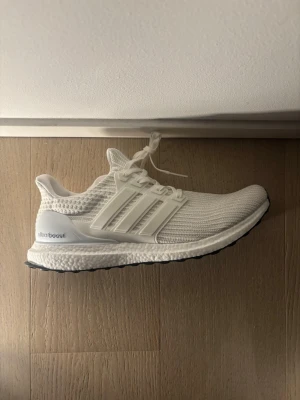 Adidas ultraboost - Säljer ett par helvitaAdidas Ultraboost. De är nya och oanvända. Står stl 47 1/3 men passar sig som har 46.