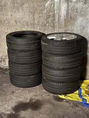 8 bildäck med Ford fälgar - Säljer 8 svarta bildäck, varav 4 sitter på silverfärgade Ford aluminiumfälgar med fem ekrar. Perfekt för dig som behöver extra däck till bilen. Däck och fälgar är staplade och redo att hämtas.