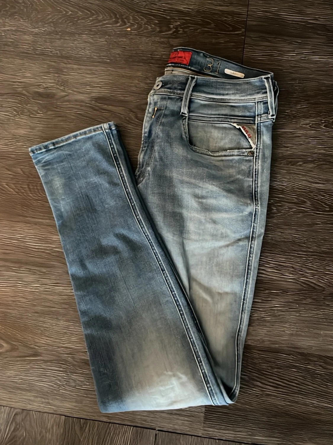 Blå slitna jeans från Replay