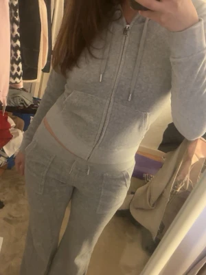 Juicy set - Överdel och nederdel från juicy couture, nyskick dock utan lapp. Byxorna är bootcut och lowwaist.