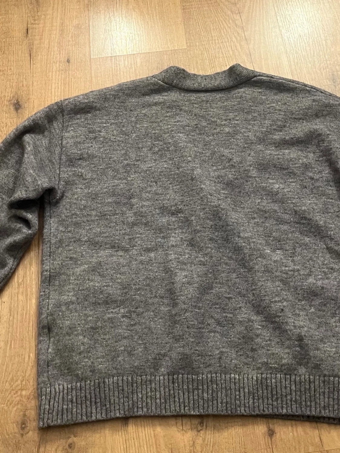 Grå kofta med fickor och knappar - 1