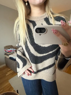 &other stories stickad tröja - Sjukt fin och cool stickad tröja från &other stories!💞💞 Jättejättebra kvalitet och knappt använd🙏🏽🥹