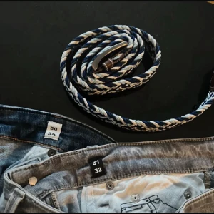 Två par slim Jeans från Jack & Jones - Jag säljer två par schyssta jeans som är i bra skick inga slitningar som är perfekt till vardagen. Båda är i slim Glenn modellen och kostar 899 styck. Dom gråa har storleken 31/32 och dom blåa i 30/34. Plus du får med flätade bältet som du ser på första bilden. Hör av dig om du har några frågor!