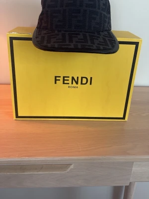 Fendi keps  - Säljer en svart keps från Fendi