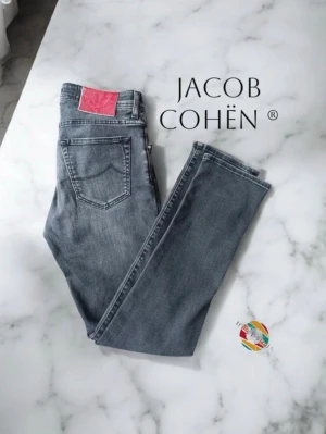 Blå raka jeans från Jacob Cohën - Snygga blå jeans från Jacob Cohën. Längden är 101cm och midjan är 38cm.