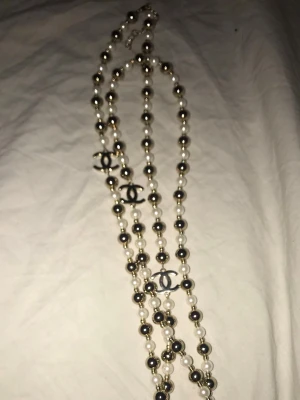 Lång pärlhalsband cc - Lång pärlhalsband med cc loggor, vet ej om det tåler vatten. Man kan ha de långt eller virra det två gånger för kortare. 
