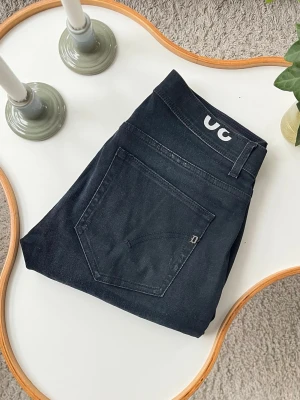 Svarta Dondup Konor jeans med fade, storlek 30 - Svarta Dondup jeans med fade i modellen Konor skinny Fit med ren och modern design. En stilren skinny fit-silhuett som ger ett skarpt och tidlöst uttryck, lätt att bära både till vardag och mer uppklädda outfits.  Jeansen är i mycket bra skick, sparsamt använda och helt utan defekter. Tillverkade i 90 % bomull och 10 % elastan  Storlek: 30  Mått: 1/2 midja: 39 cm Längd: 103 cm Lårbredd: 26 cm Benöppning: 16 cm