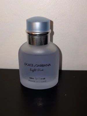 Dolce & Gabbana Light Blue Pour Homme - Dolce & Gabbana Light Blue Pour Homme Eau Intense är en herrparfym i en frostad, matt ljusblå glasflaska med silverfärgad kork. Flaskan har en rundad form och en stilren design som känns lyxig och modern.