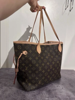 Vintage style Tote bag - in good condition used only once. only sign of usage. Bought in korea. Open for price suggestion🫶